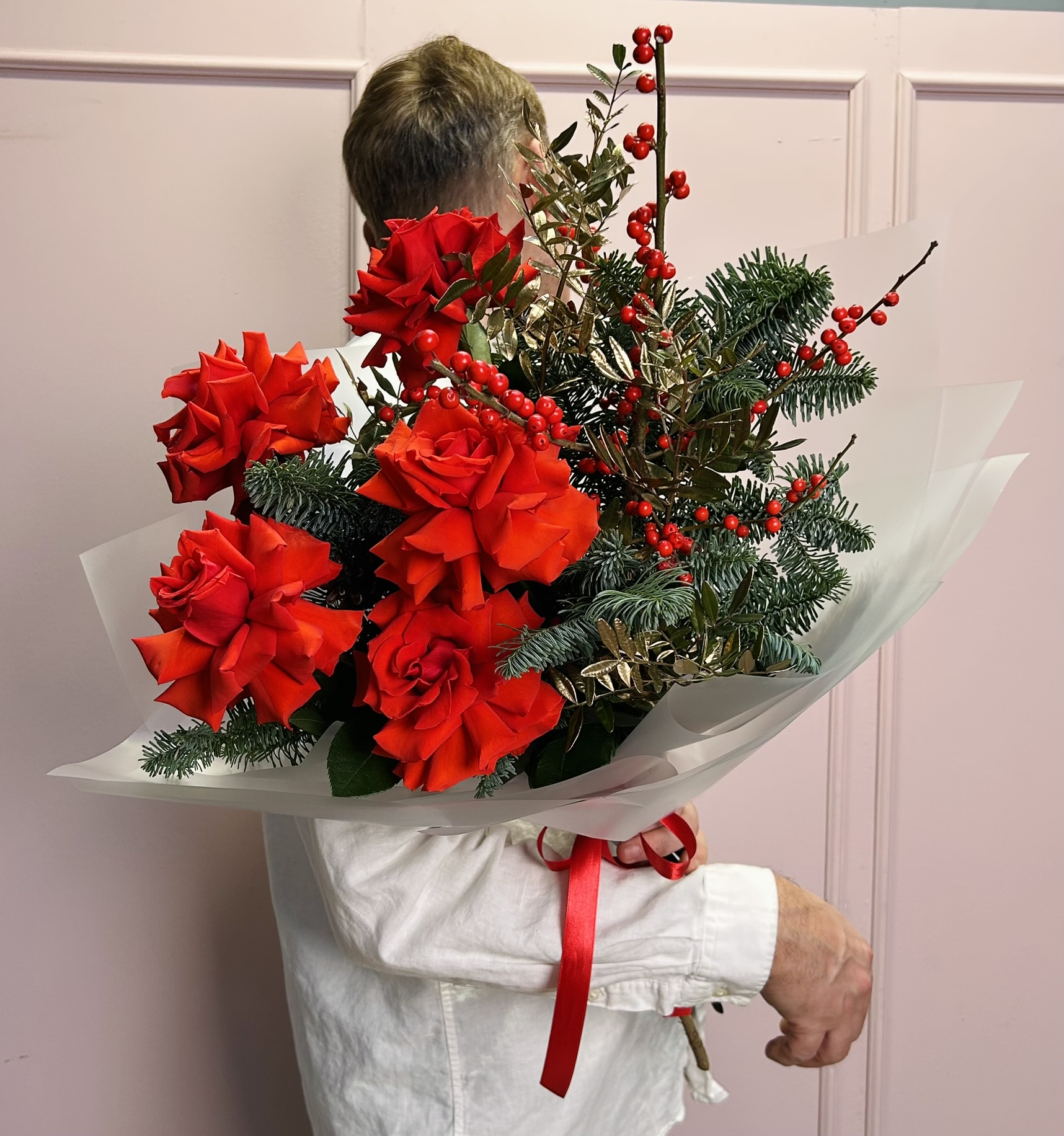 картинка Новогодний букет с розами и илексом от Мадам Москвичка