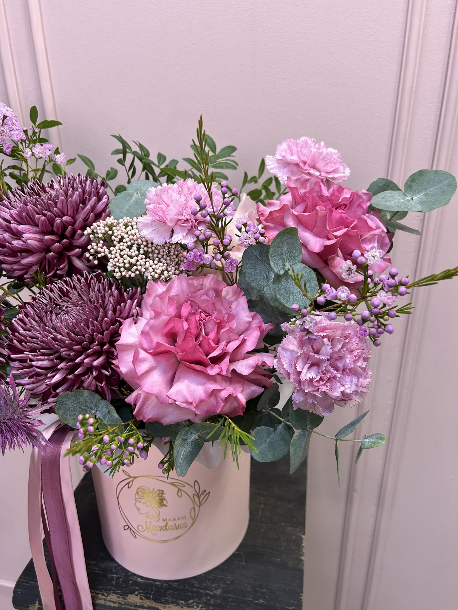 картинка Шляпная коробка с розами и хризантемами от Мадам Москвичка