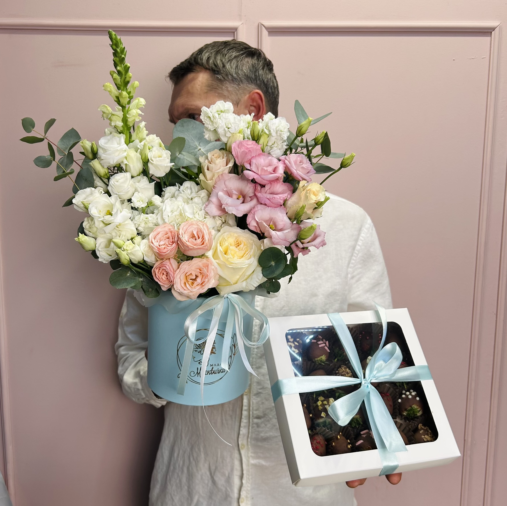 картинка Набор цветы и клубника шоколаде от Мадам Москвичка