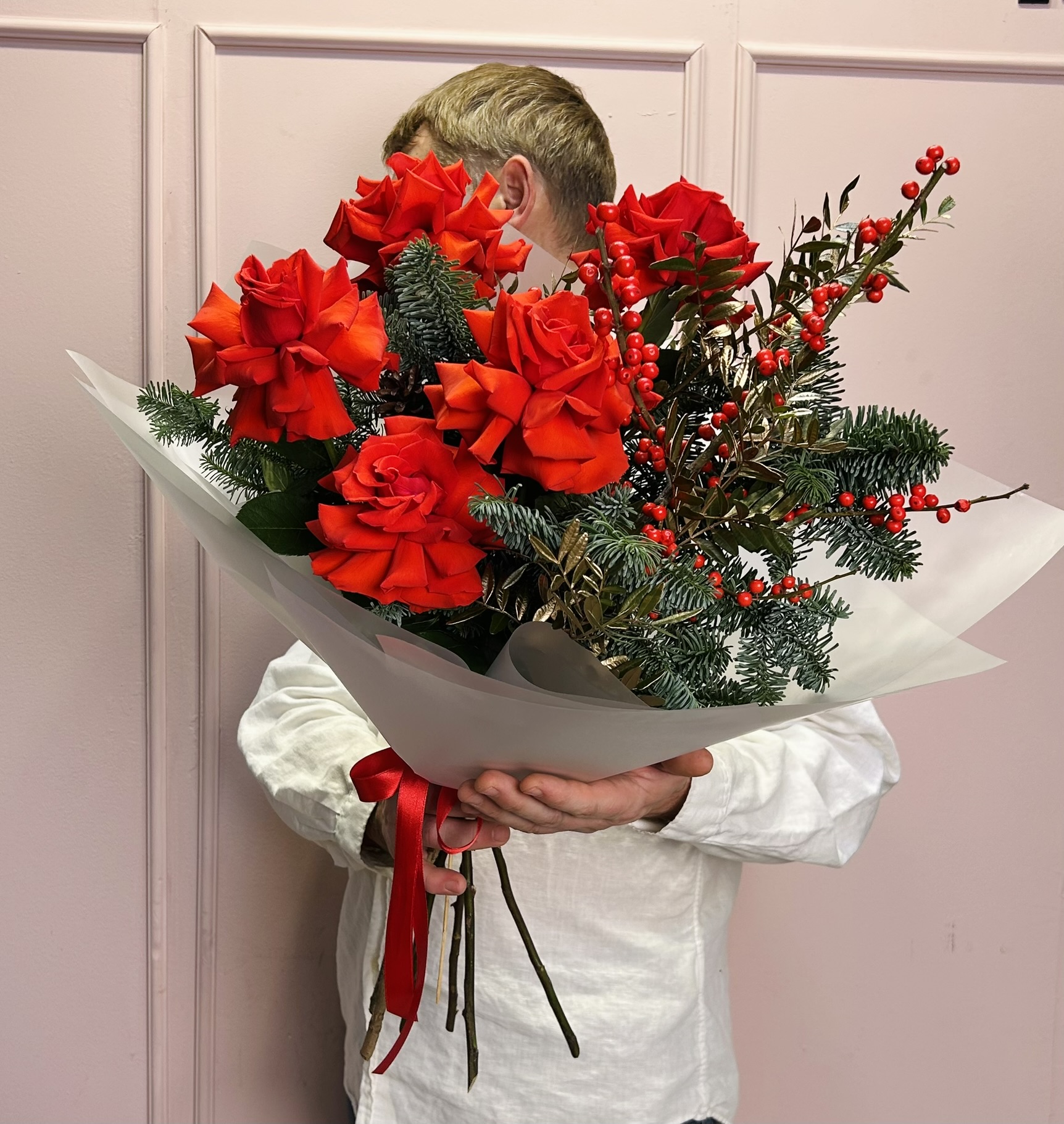 картинка Новогодний букет с розами и илексом от Мадам Москвичка