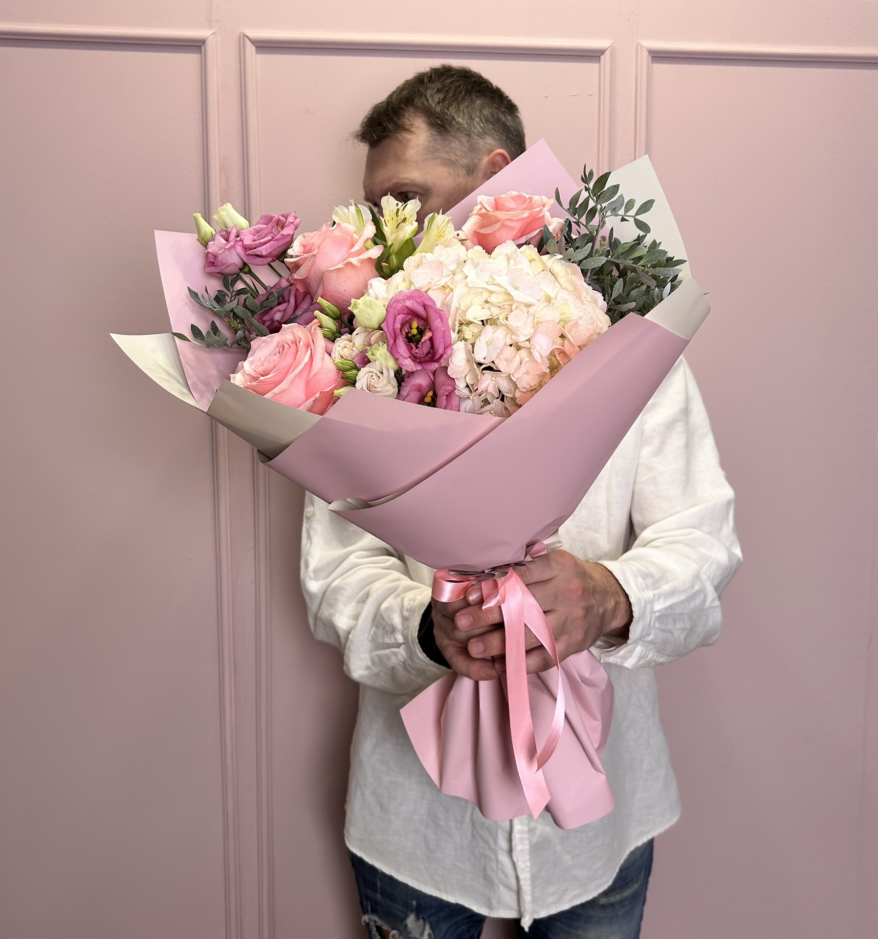 картинка Букет «Розовые мечты» из роз и гортензии от Мадам Москвичка
