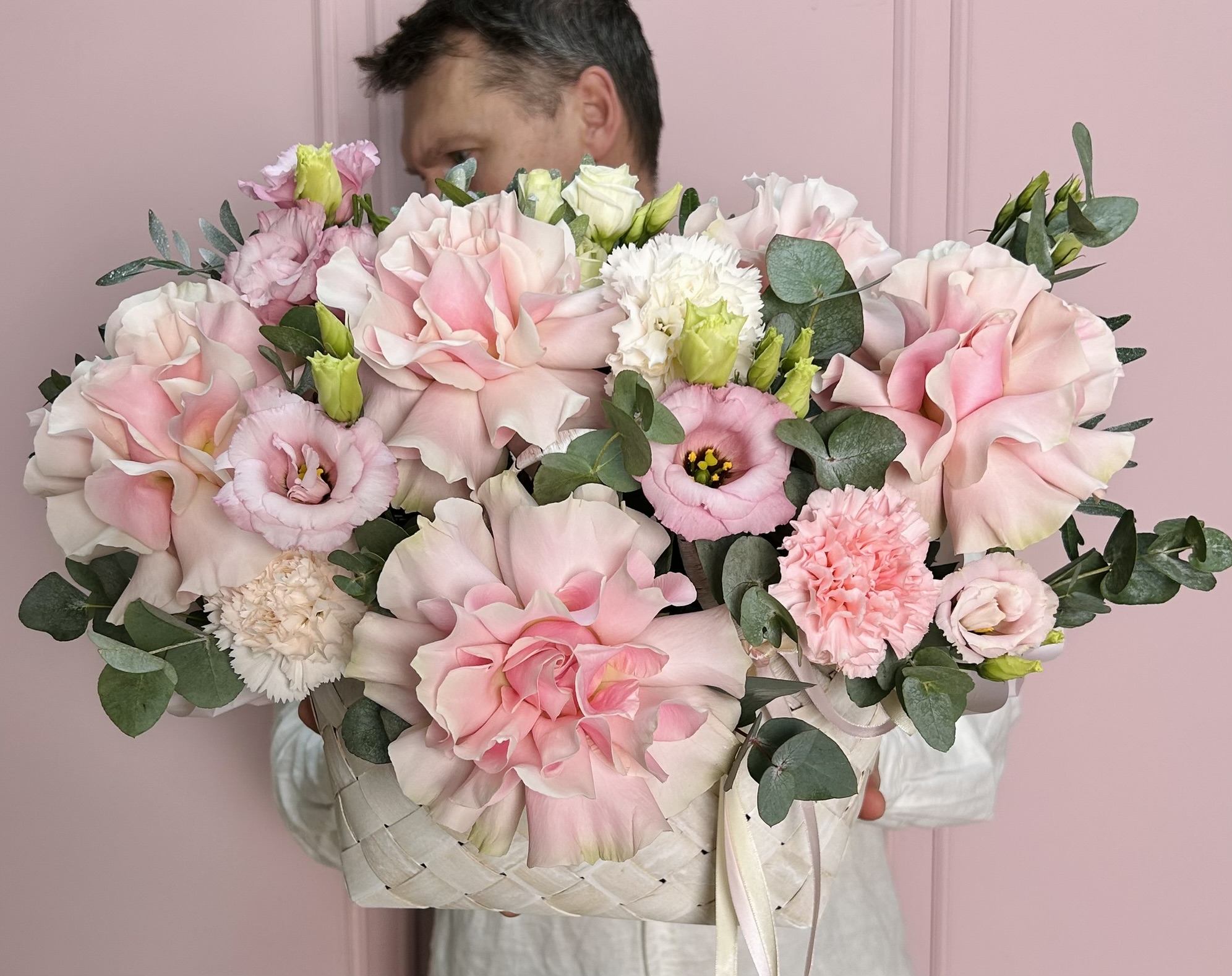 картинка Корзина S  с розами и лизиантусом от Мадам Москвичка