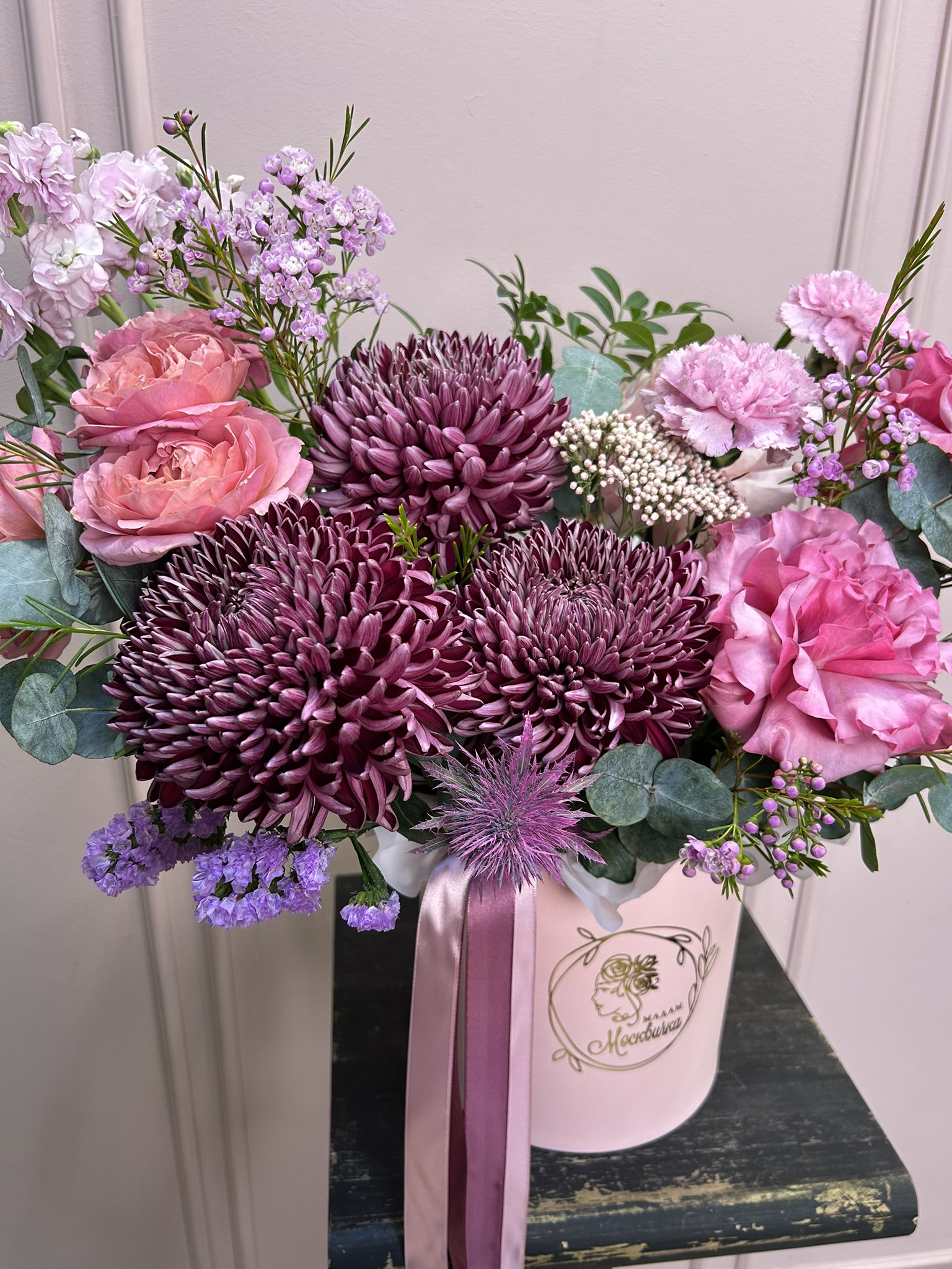 картинка Шляпная коробка с розами и хризантемами от Мадам Москвичка