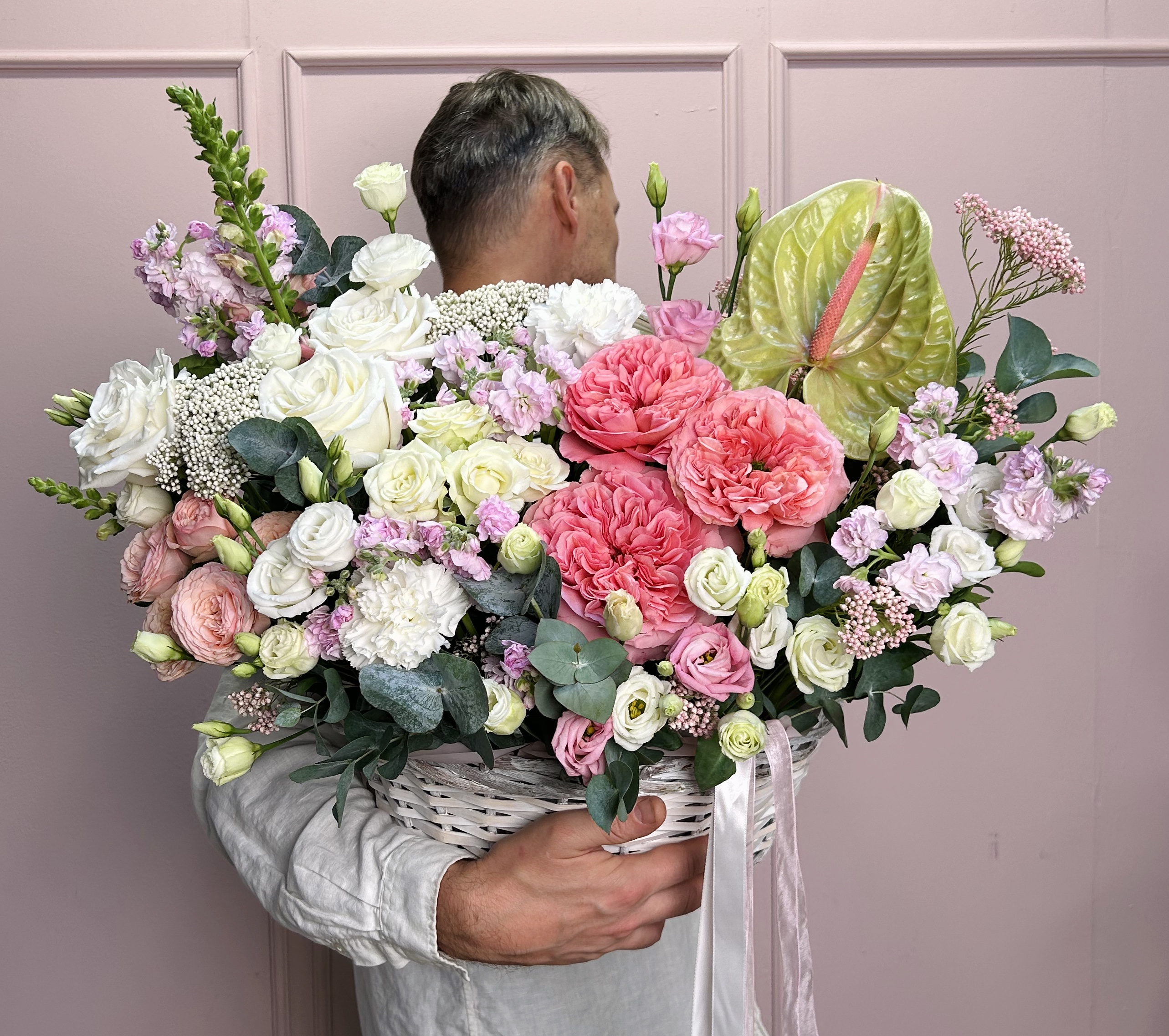 картинка Корзина L с розами , маттиолой и антуриумом от Мадам Москвичка