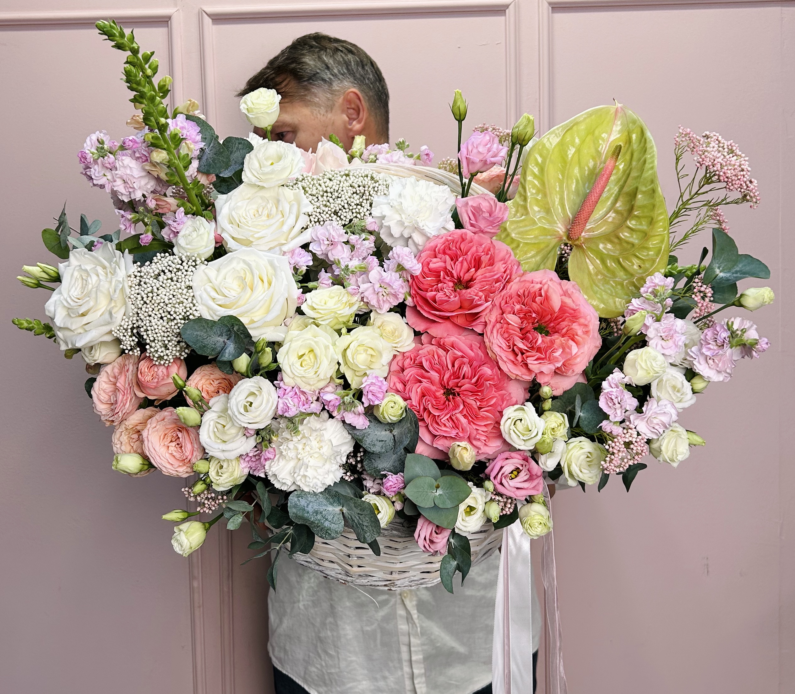 картинка Корзина L с розами , маттиолой и антуриумом от Мадам Москвичка