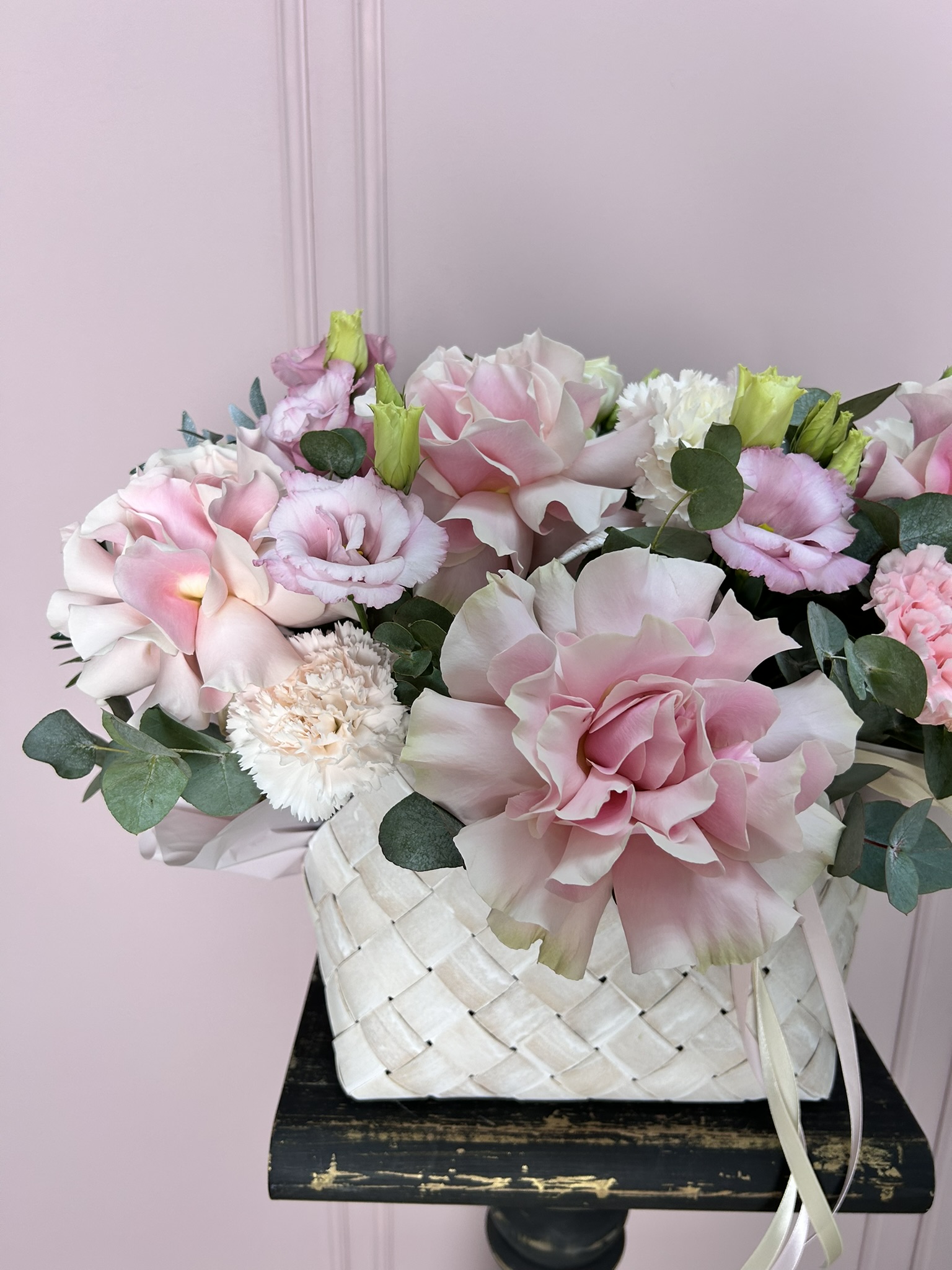 картинка Корзина S  с розами и лизиантусом от Мадам Москвичка