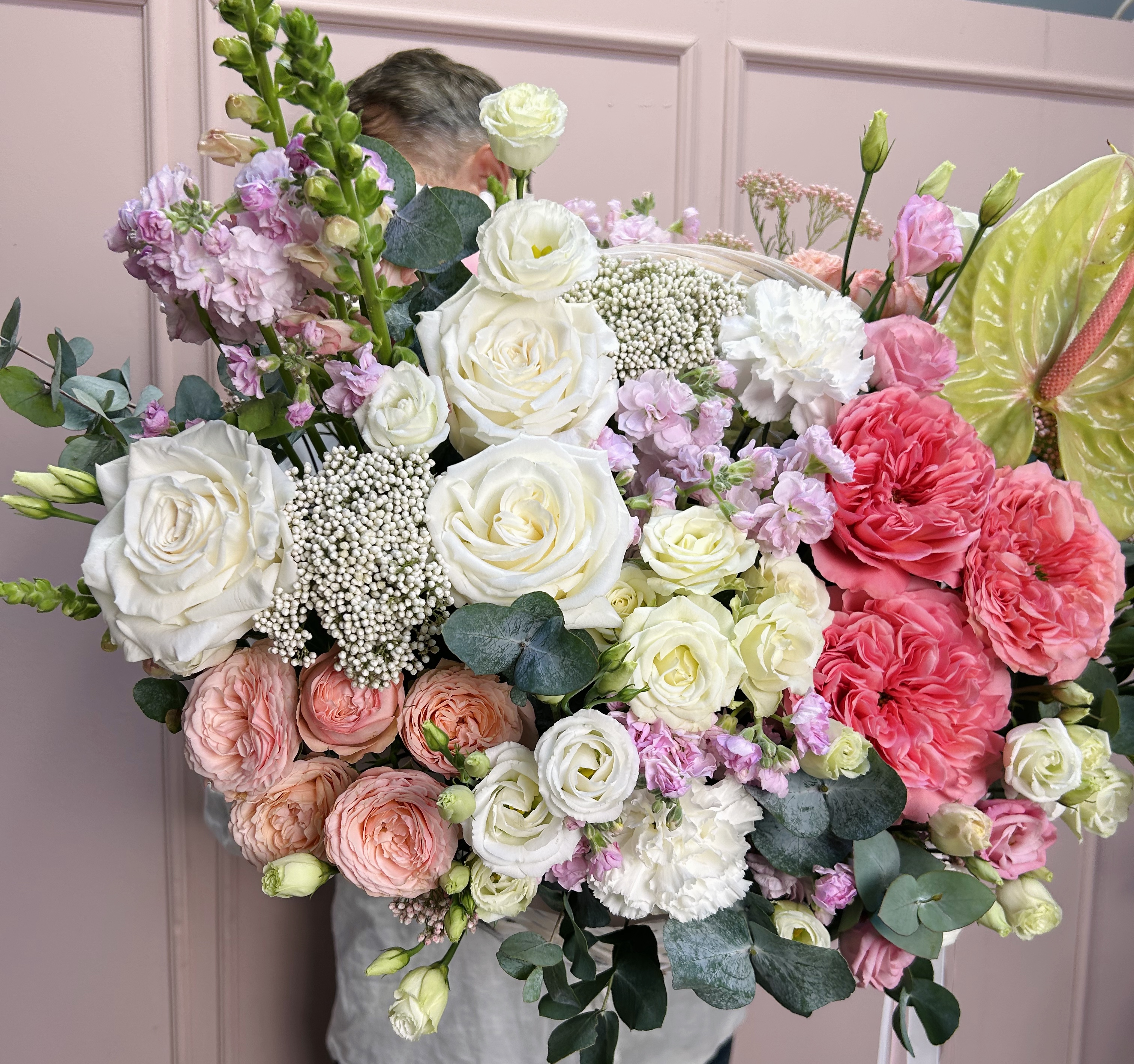 картинка Корзина L с розами , маттиолой и антуриумом от Мадам Москвичка