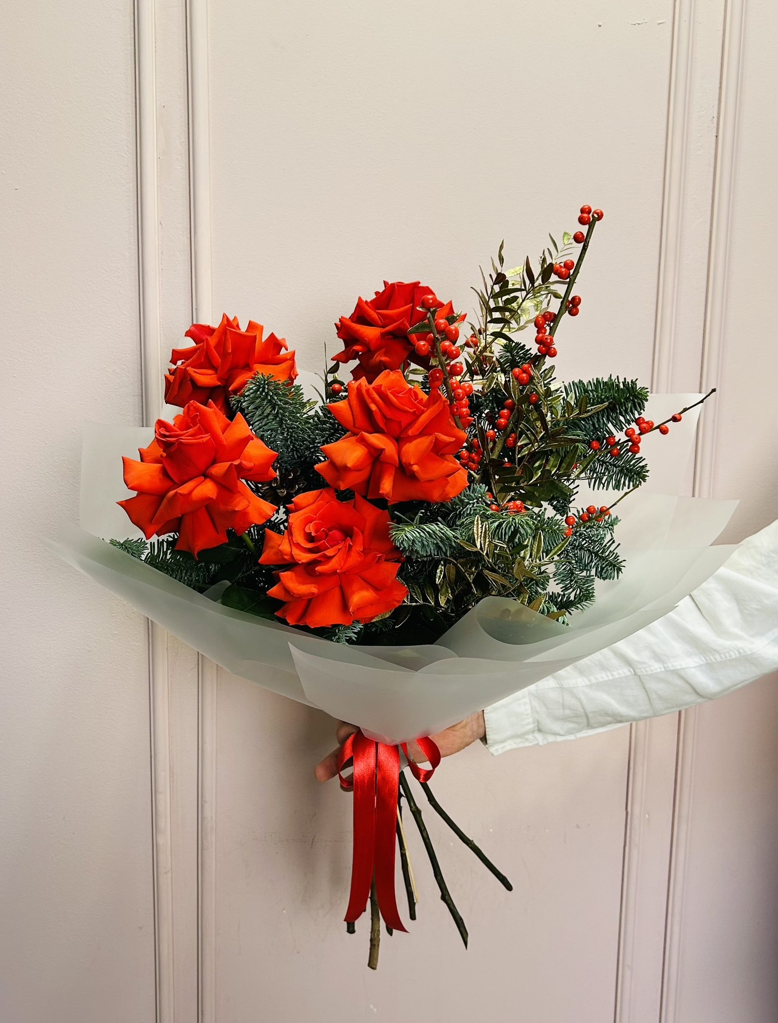 картинка Новогодний букет с розами и илексом от Мадам Москвичка