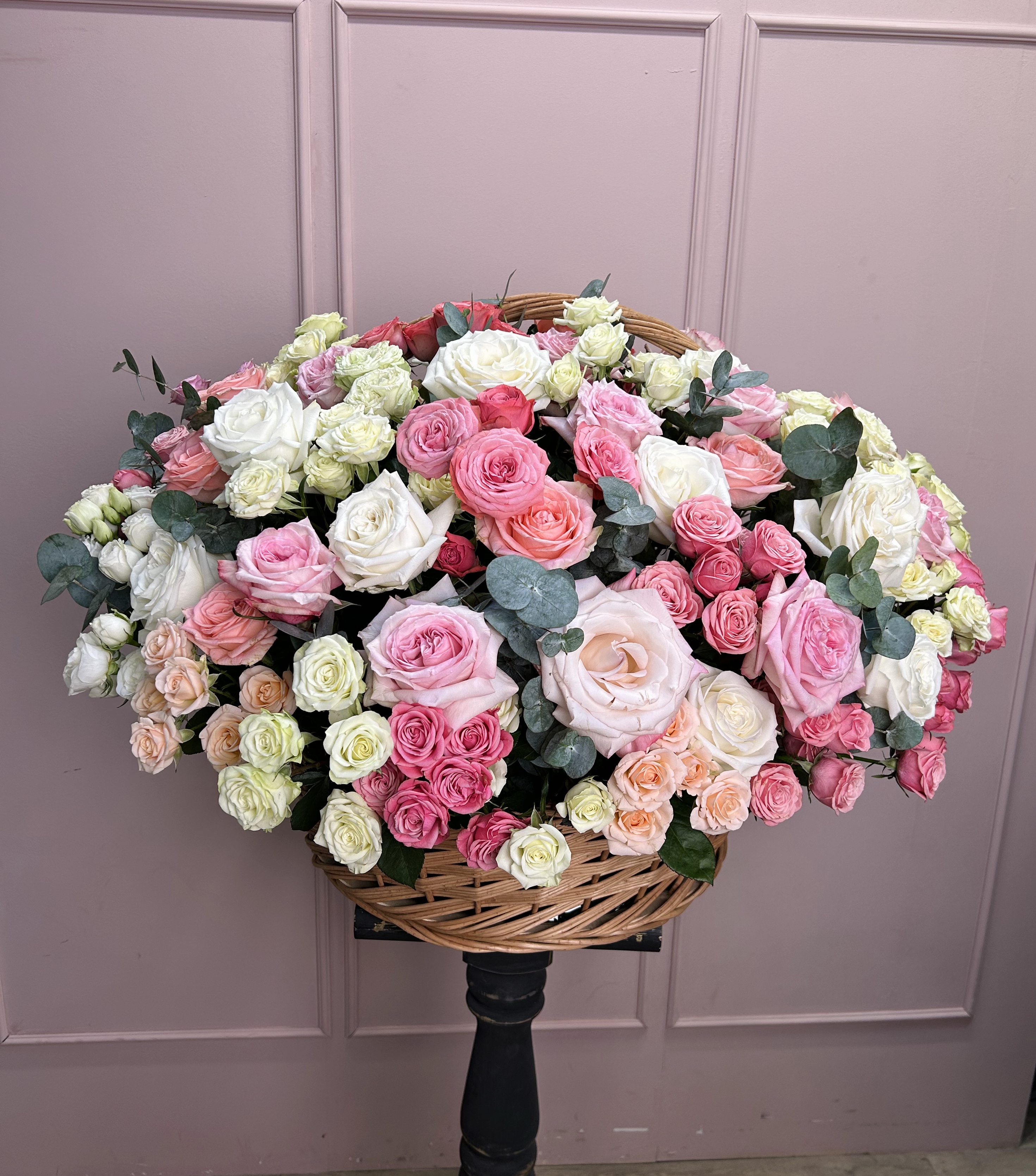 картинка Корзина XXL  с розами от Мадам Москвичка