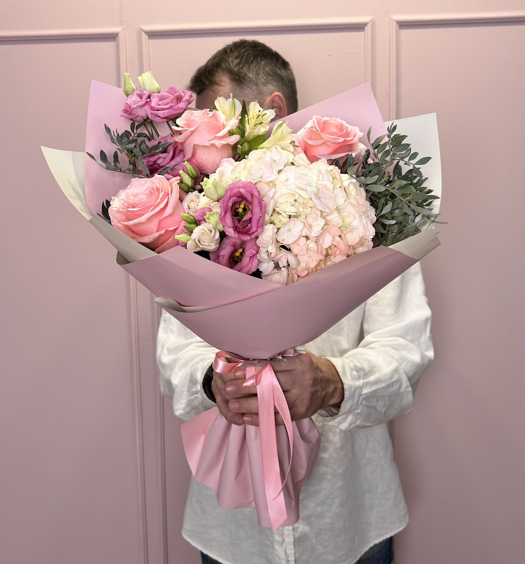 картинка Букет «Розовые мечты» из роз и гортензии от Мадам Москвичка