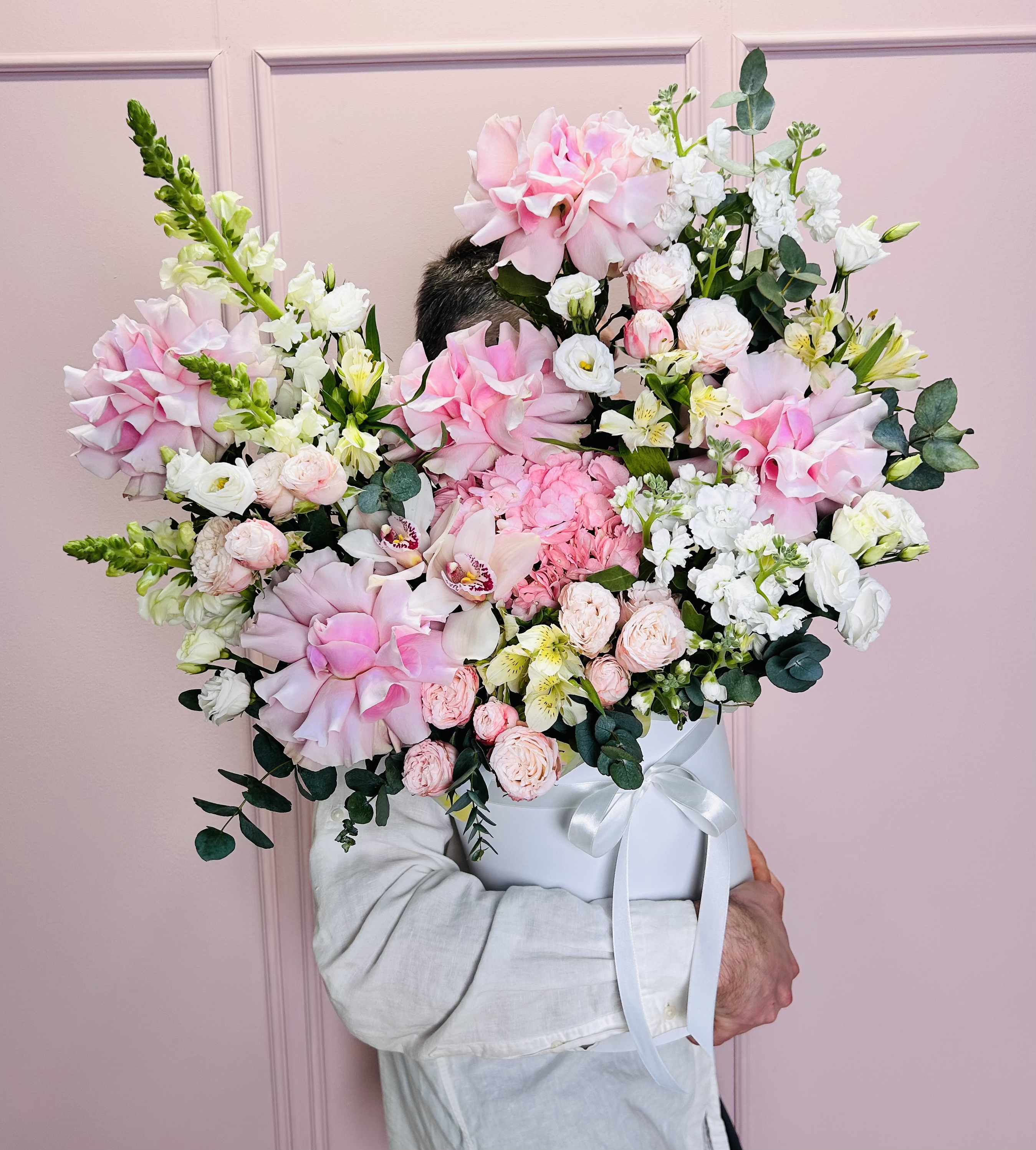 картинка Шляпная коробка L “ Розовые сны» с французскими розами, антиром, гортензией и маттиолой от Мадам Москвичка