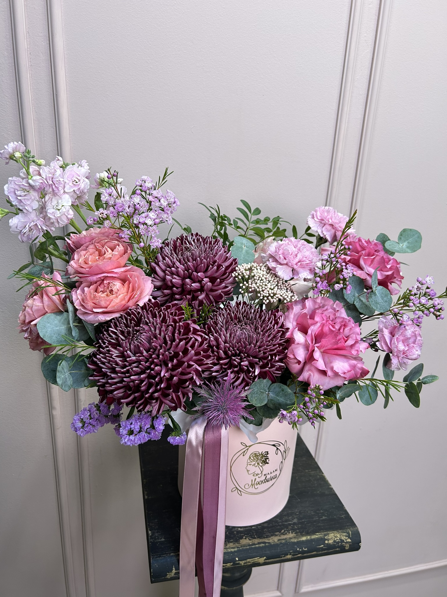 картинка Шляпная коробка с розами и хризантемами от Мадам Москвичка