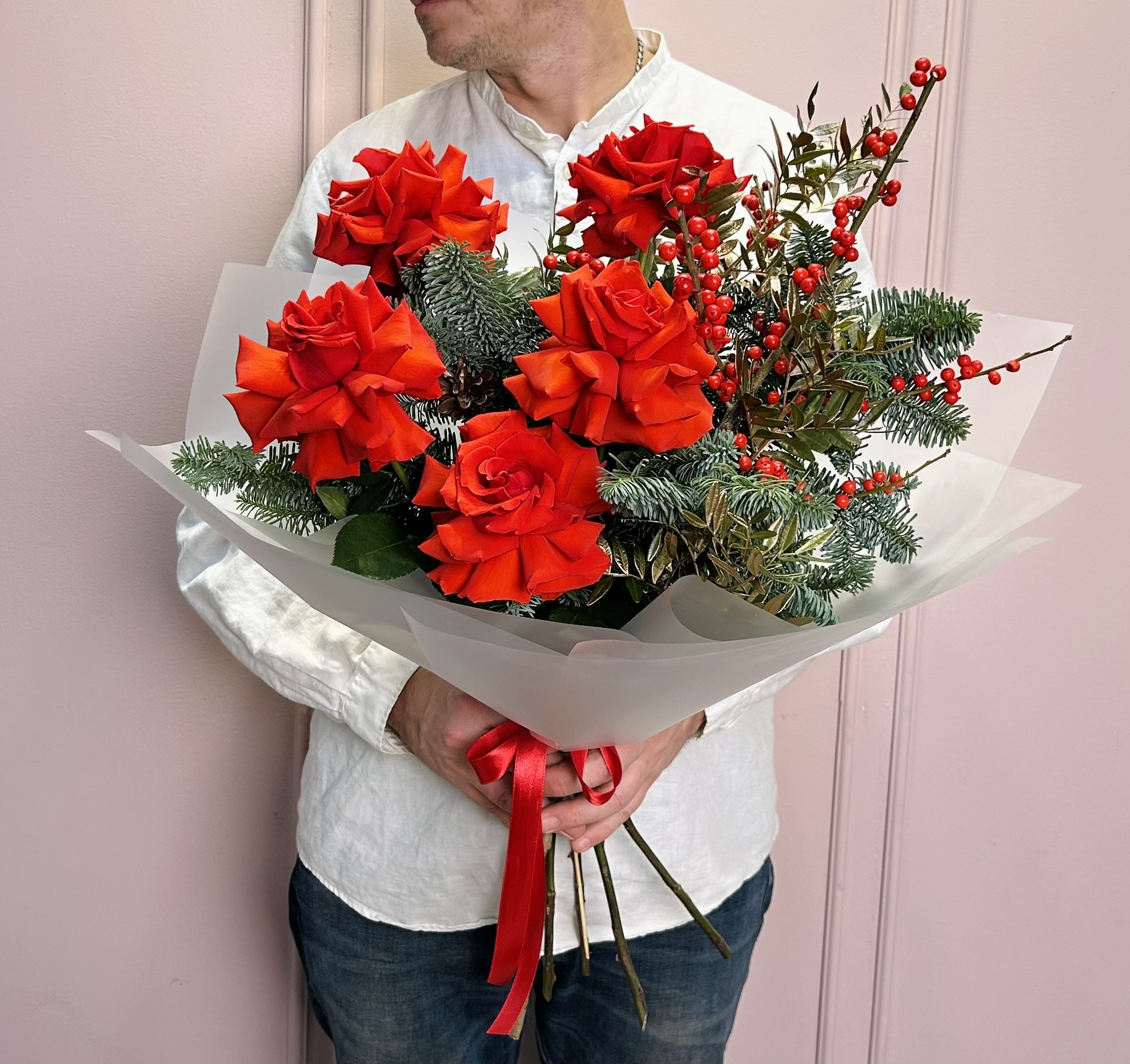 картинка Новогодний букет с розами и илексом от Мадам Москвичка