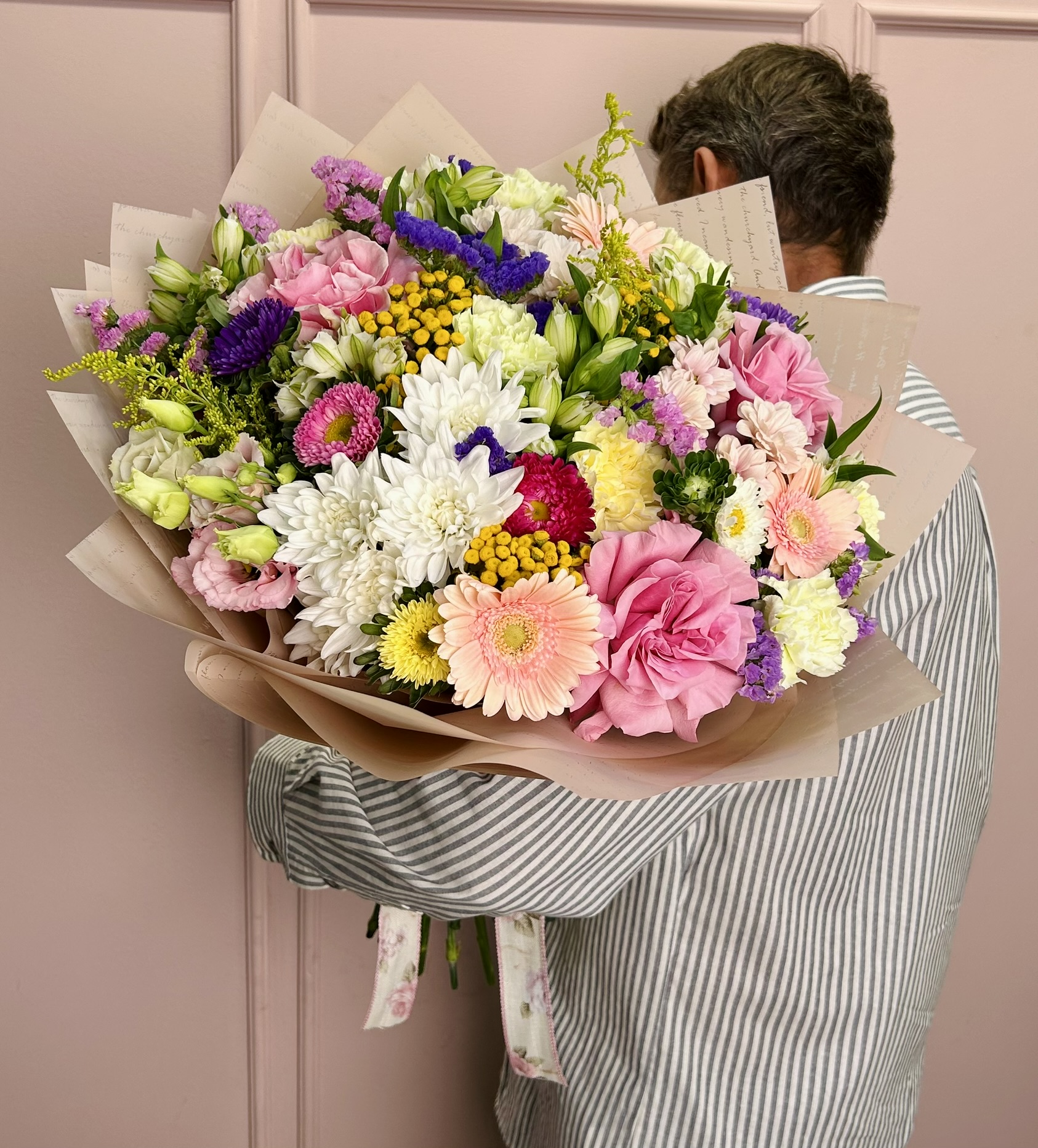 картинка Букет «Я подарю тебе лето» из роз, лизиантус, гербер, пижмы, солидаго от Мадам Москвичка