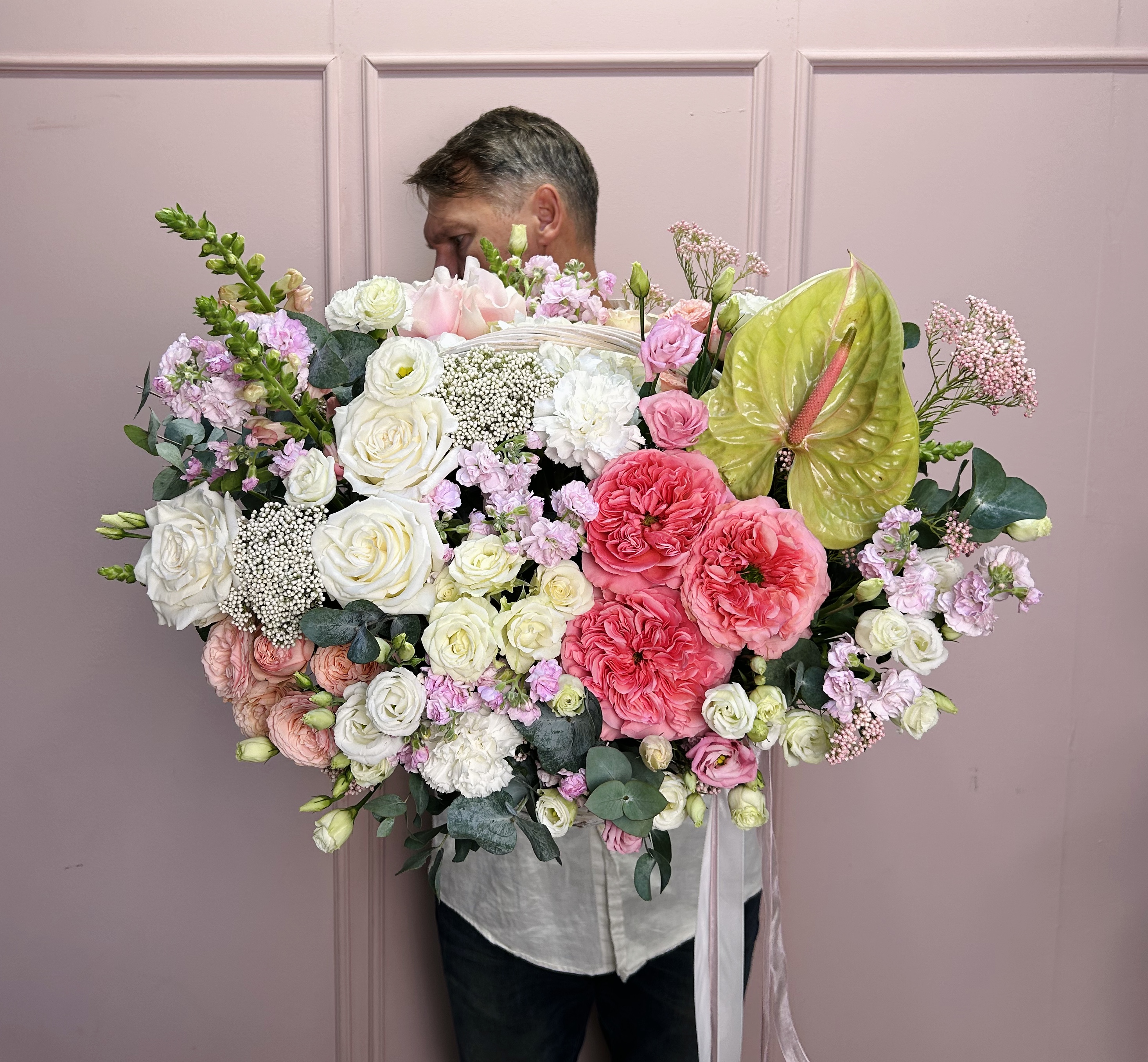 картинка Корзина L с розами , маттиолой и антуриумом от Мадам Москвичка