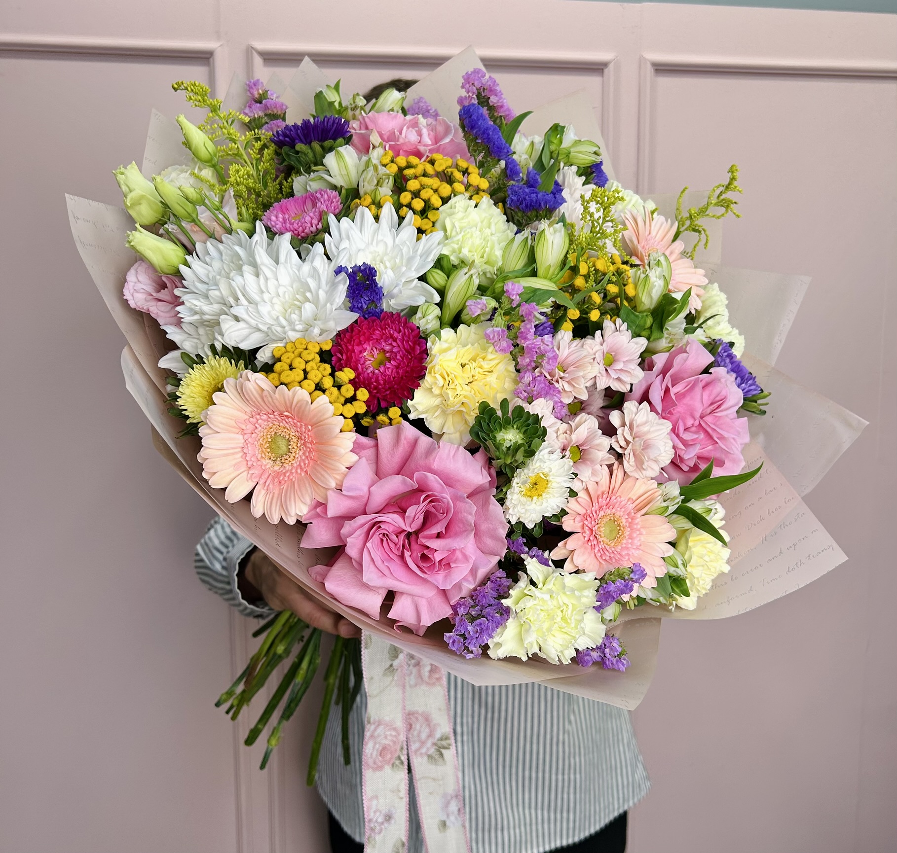 картинка Букет «Я подарю тебе лето» из роз, лизиантус, гербер, пижмы, солидаго от Мадам Москвичка