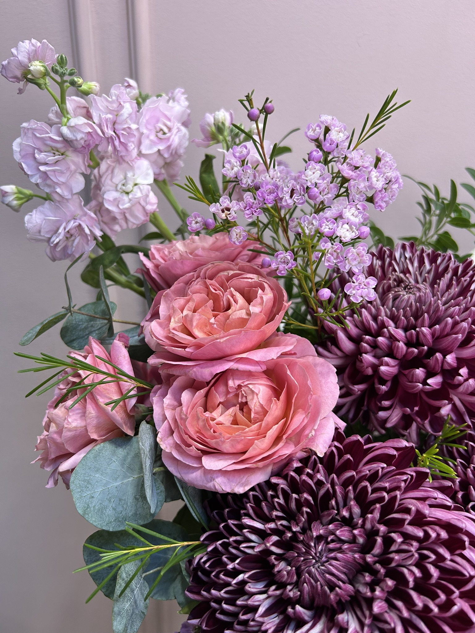 картинка Шляпная коробка с розами и хризантемами от Мадам Москвичка