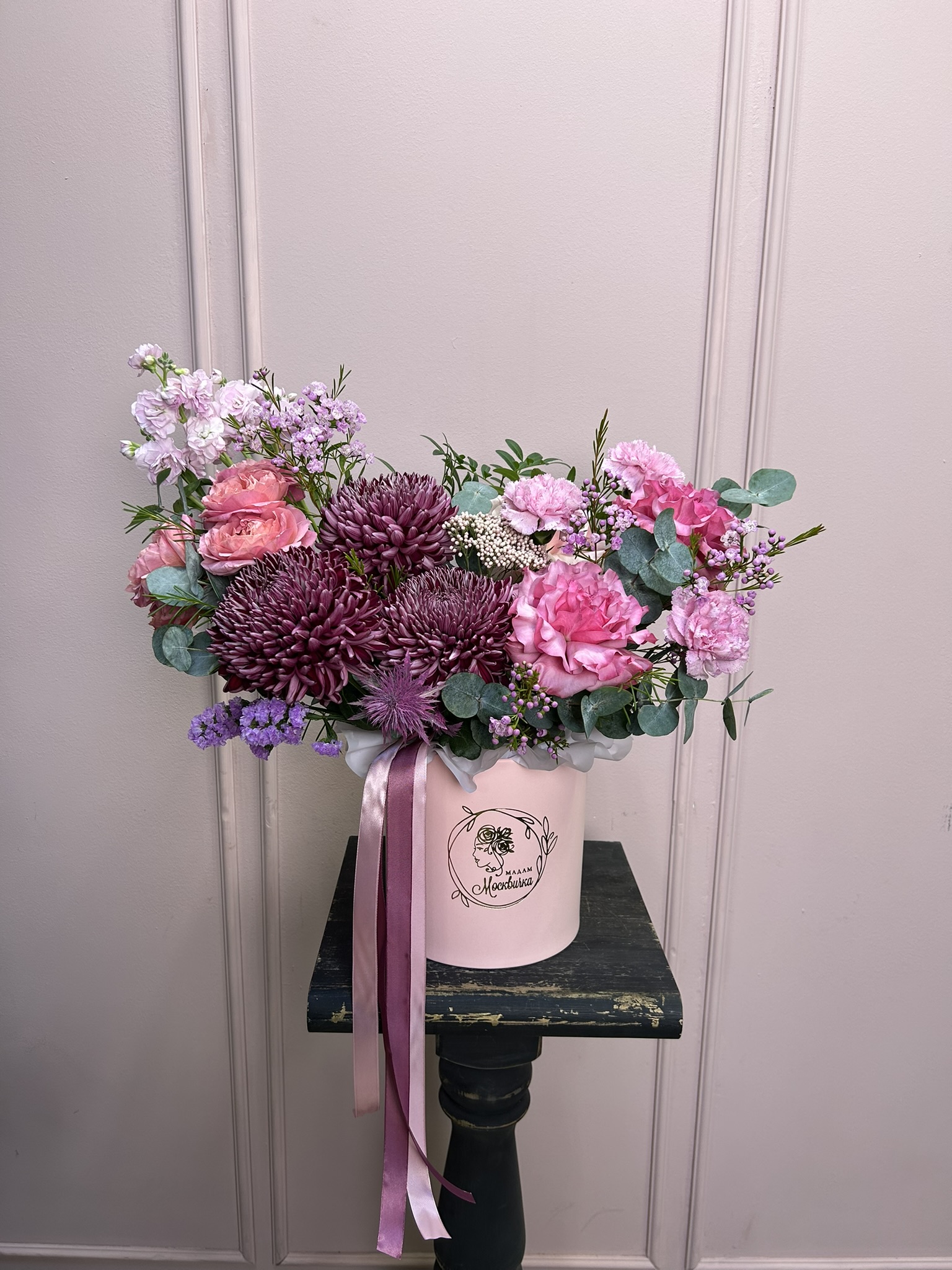 картинка Шляпная коробка с розами и хризантемами от Мадам Москвичка