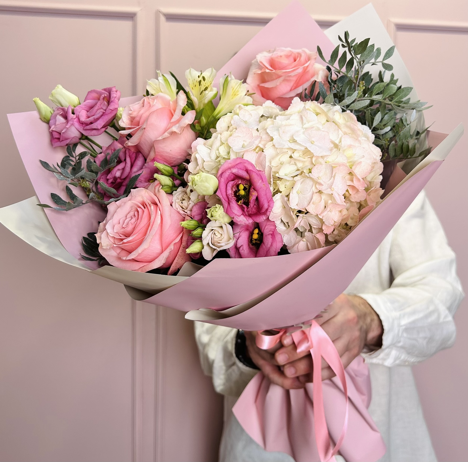 картинка Букет «Розовые мечты» из роз и гортензии от Мадам Москвичка