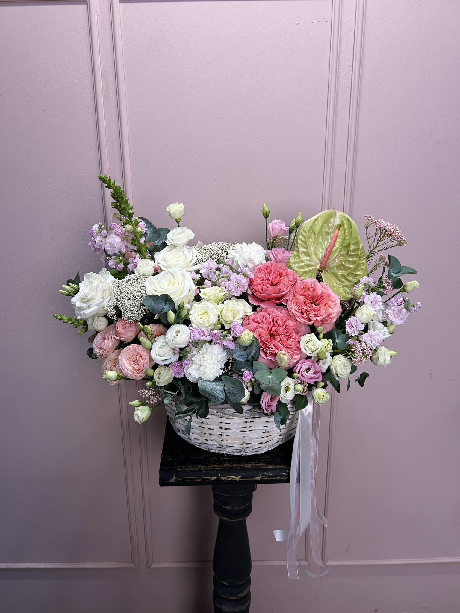 картинка Корзина L с розами , маттиолой и антуриумом от Мадам Москвичка