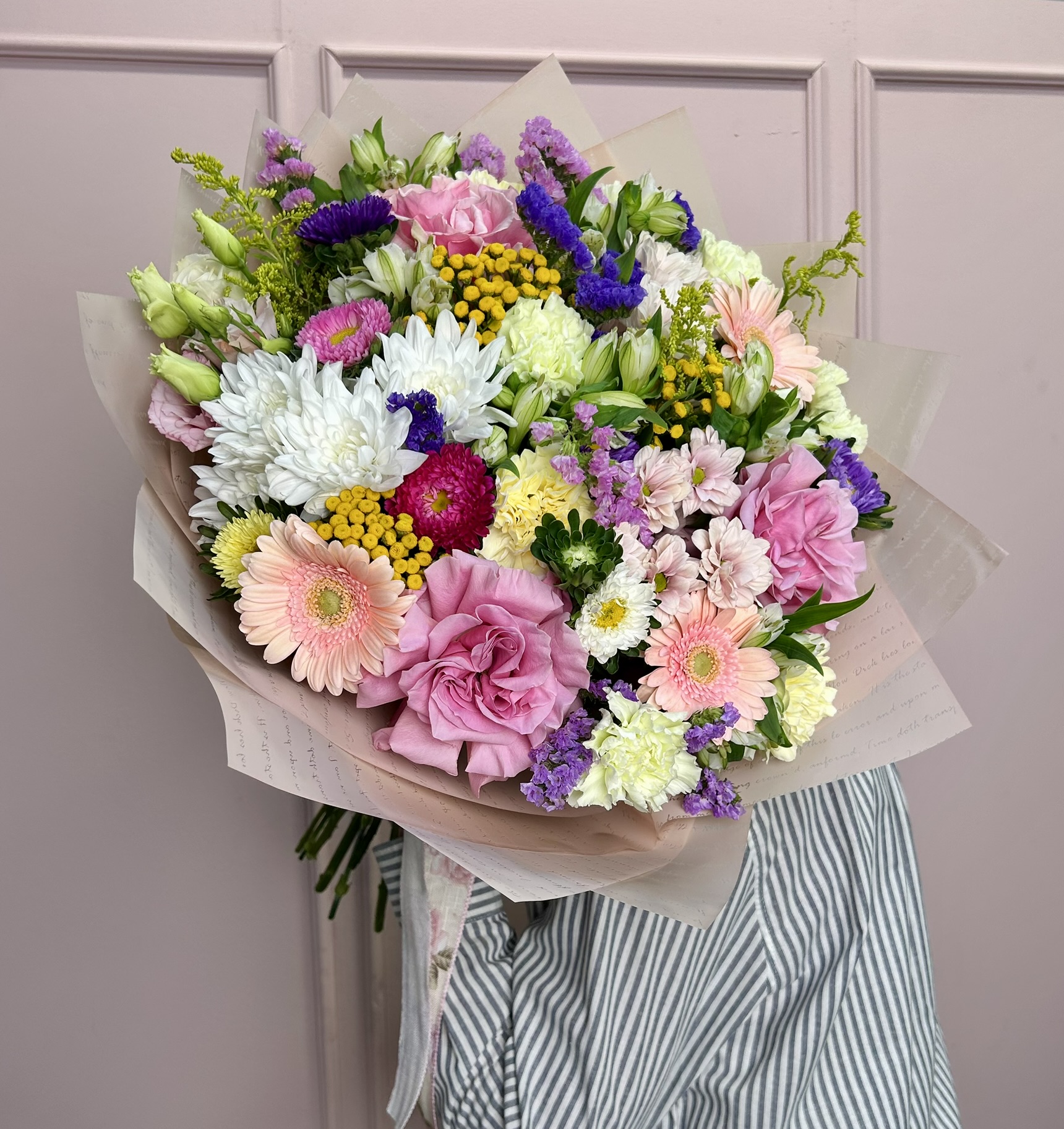 картинка Букет «Я подарю тебе лето» из роз, лизиантус, гербер, пижмы, солидаго от Мадам Москвичка