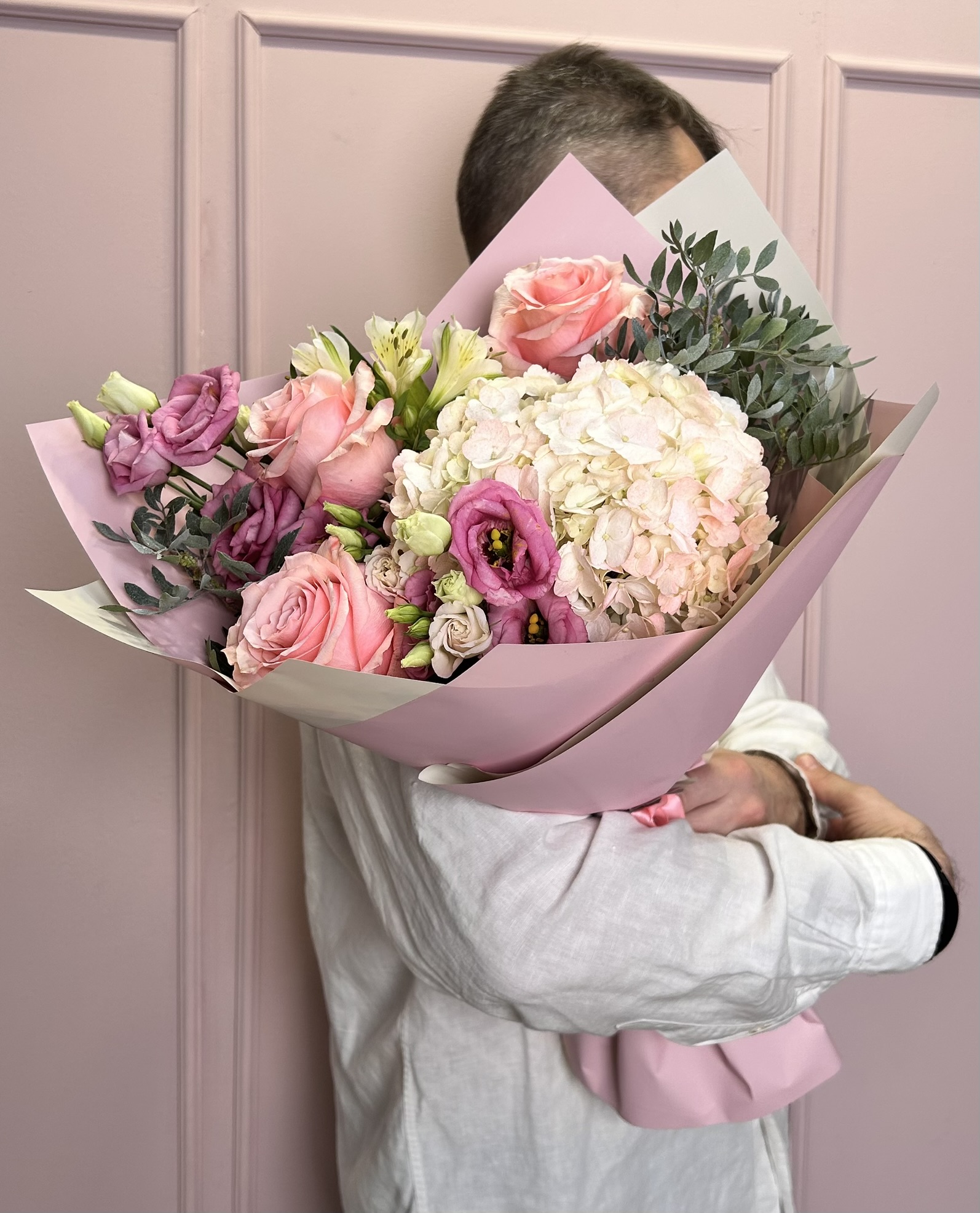 картинка Букет «Розовые мечты» из роз и гортензии от Мадам Москвичка