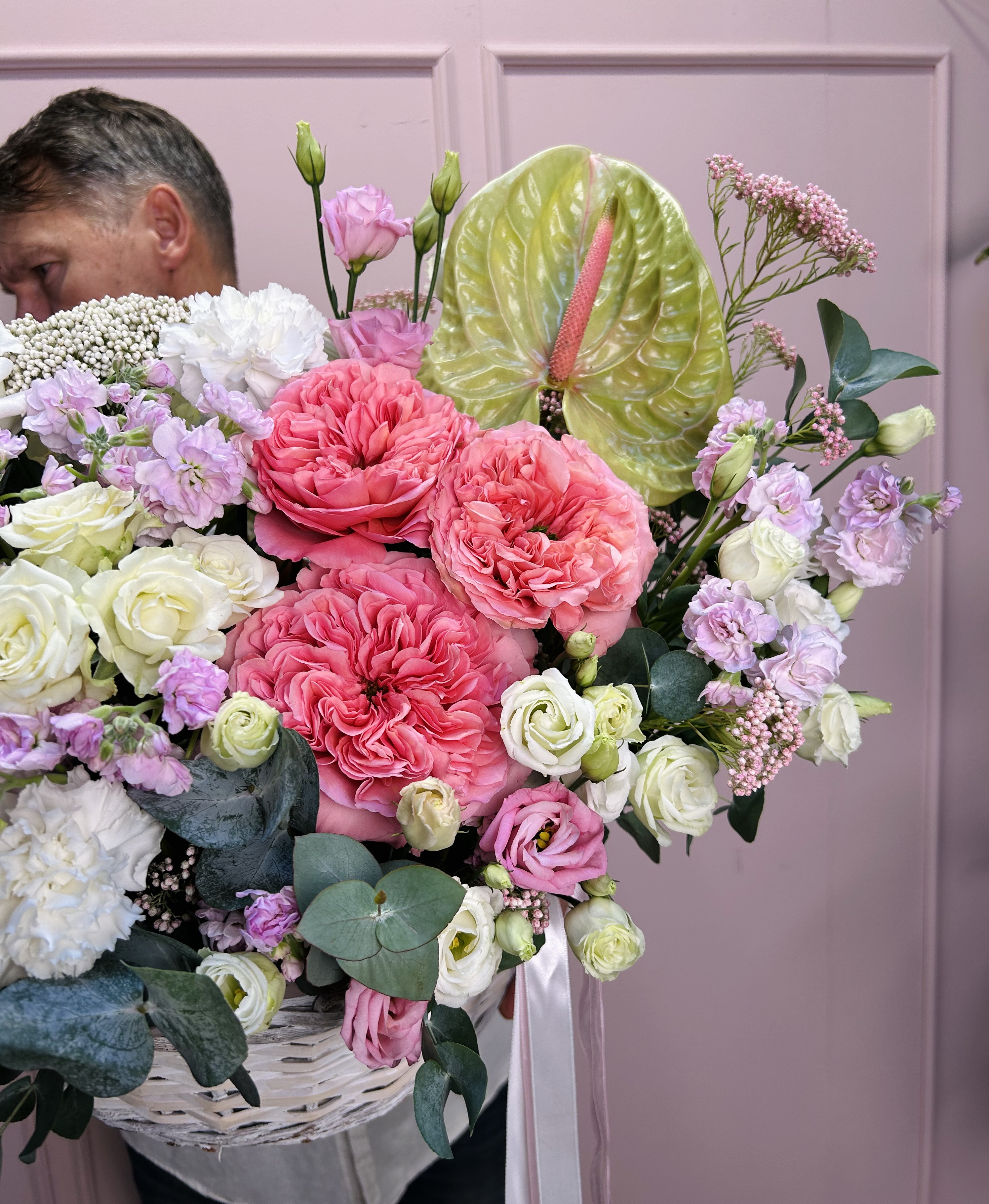 картинка Корзина L с розами , маттиолой и антуриумом от Мадам Москвичка