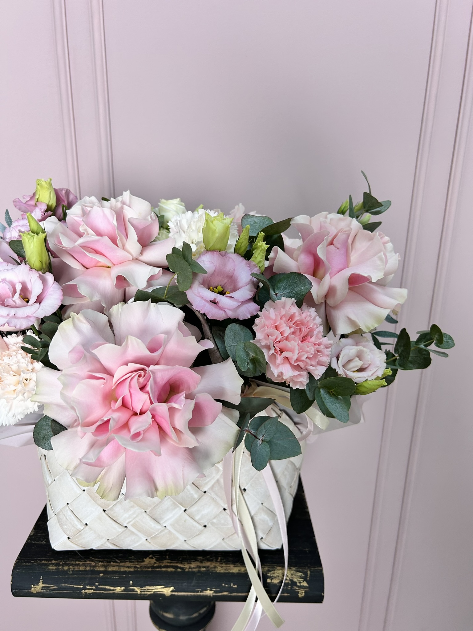 картинка Корзина S  с розами и лизиантусом от Мадам Москвичка