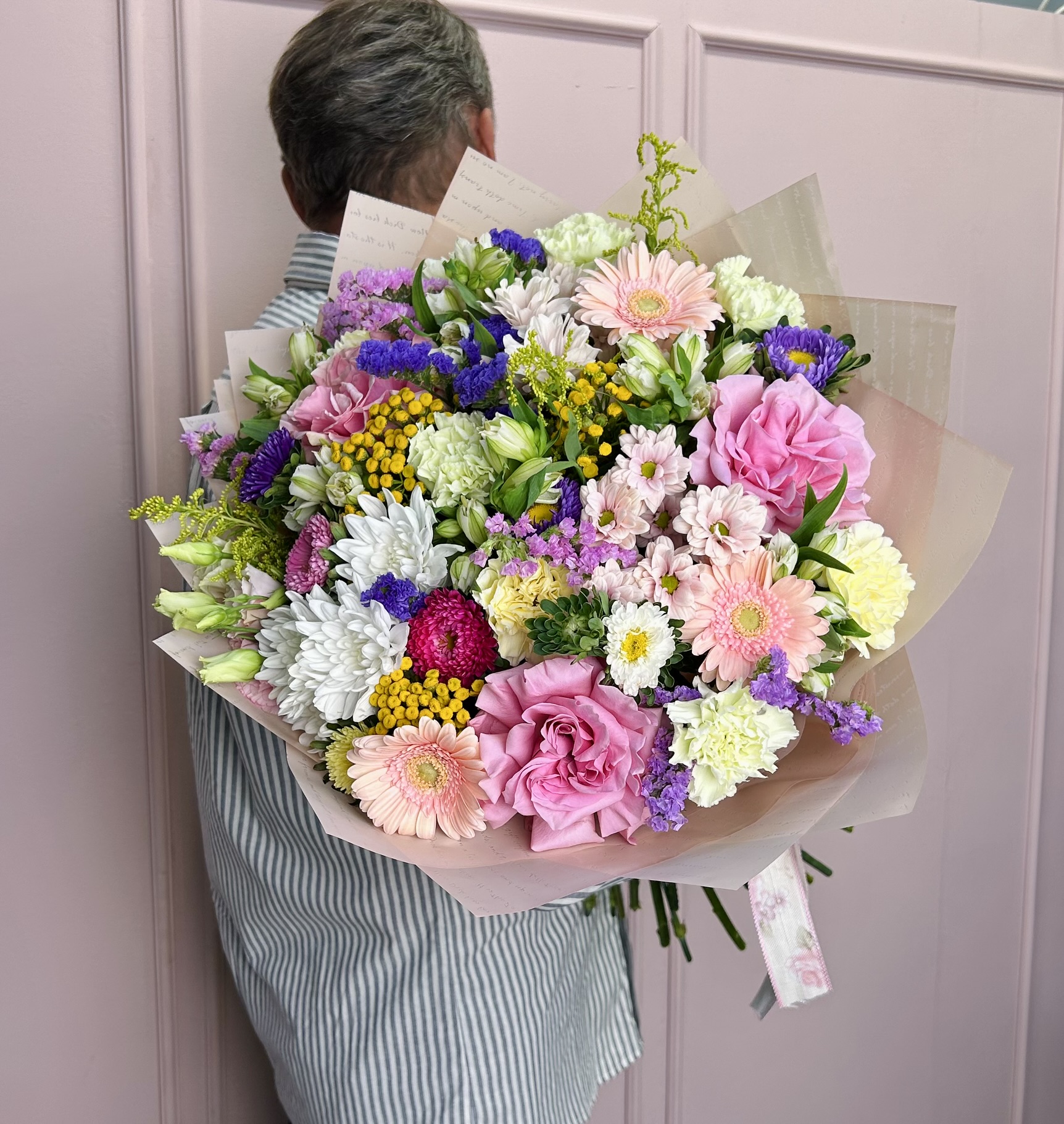 картинка Букет «Я подарю тебе лето» из роз, лизиантус, гербер, пижмы, солидаго от Мадам Москвичка