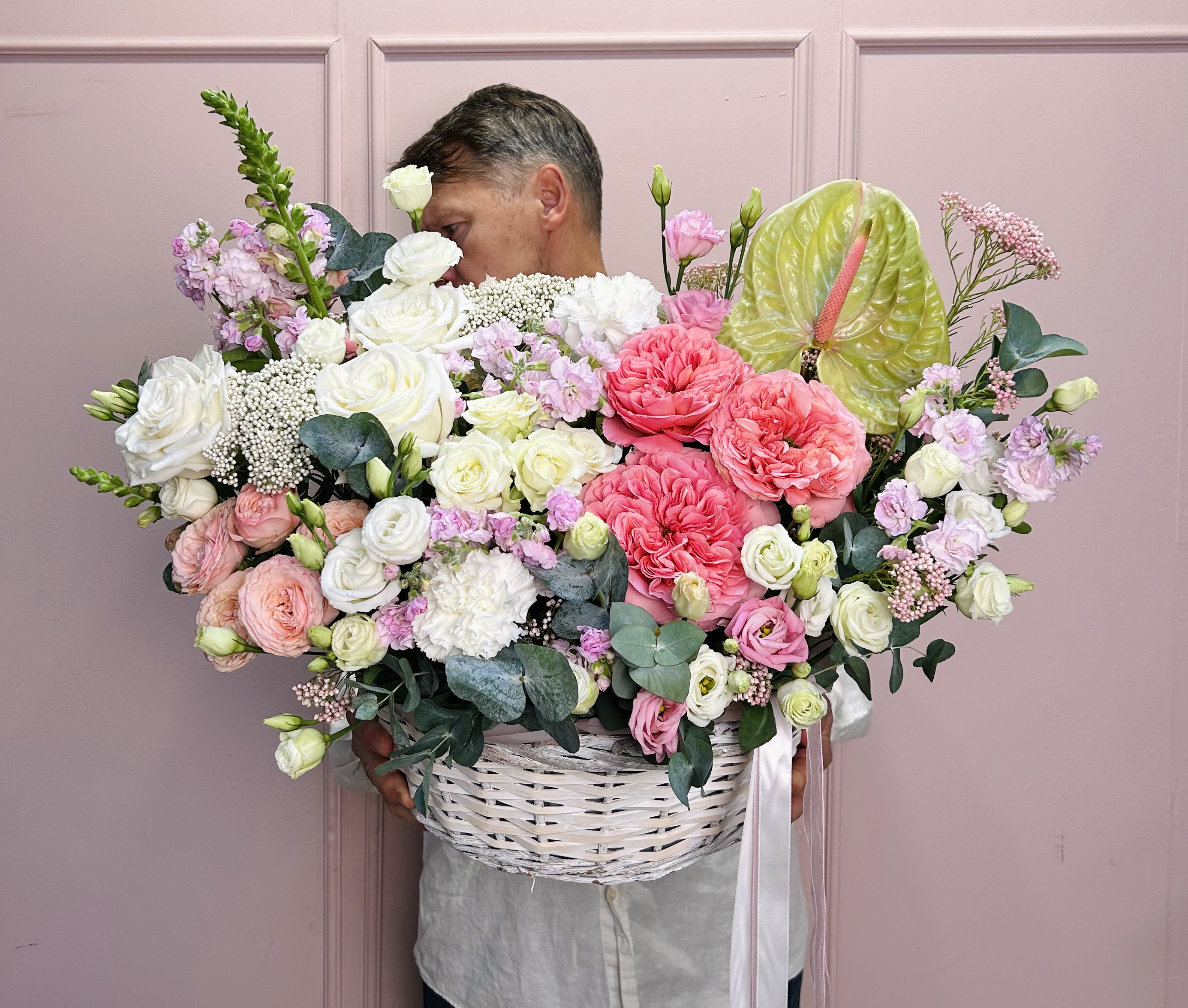 картинка Корзина L с розами , маттиолой и антуриумом от Мадам Москвичка