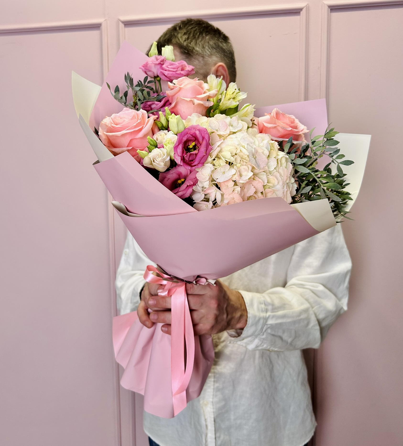 картинка Букет «Розовые мечты» из роз и гортензии от Мадам Москвичка