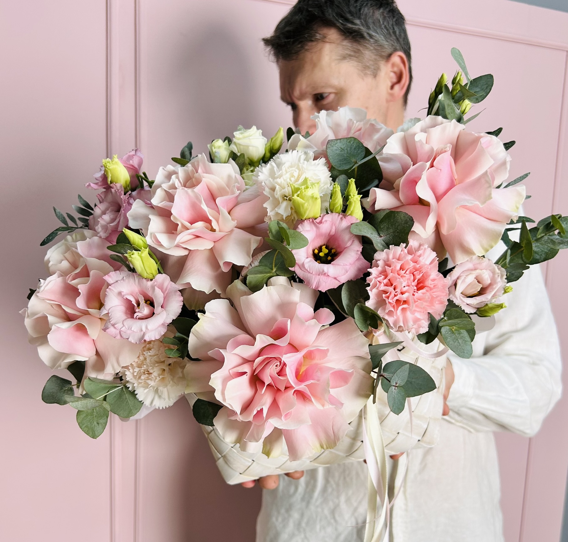 картинка Корзина S  с розами и лизиантусом от Мадам Москвичка