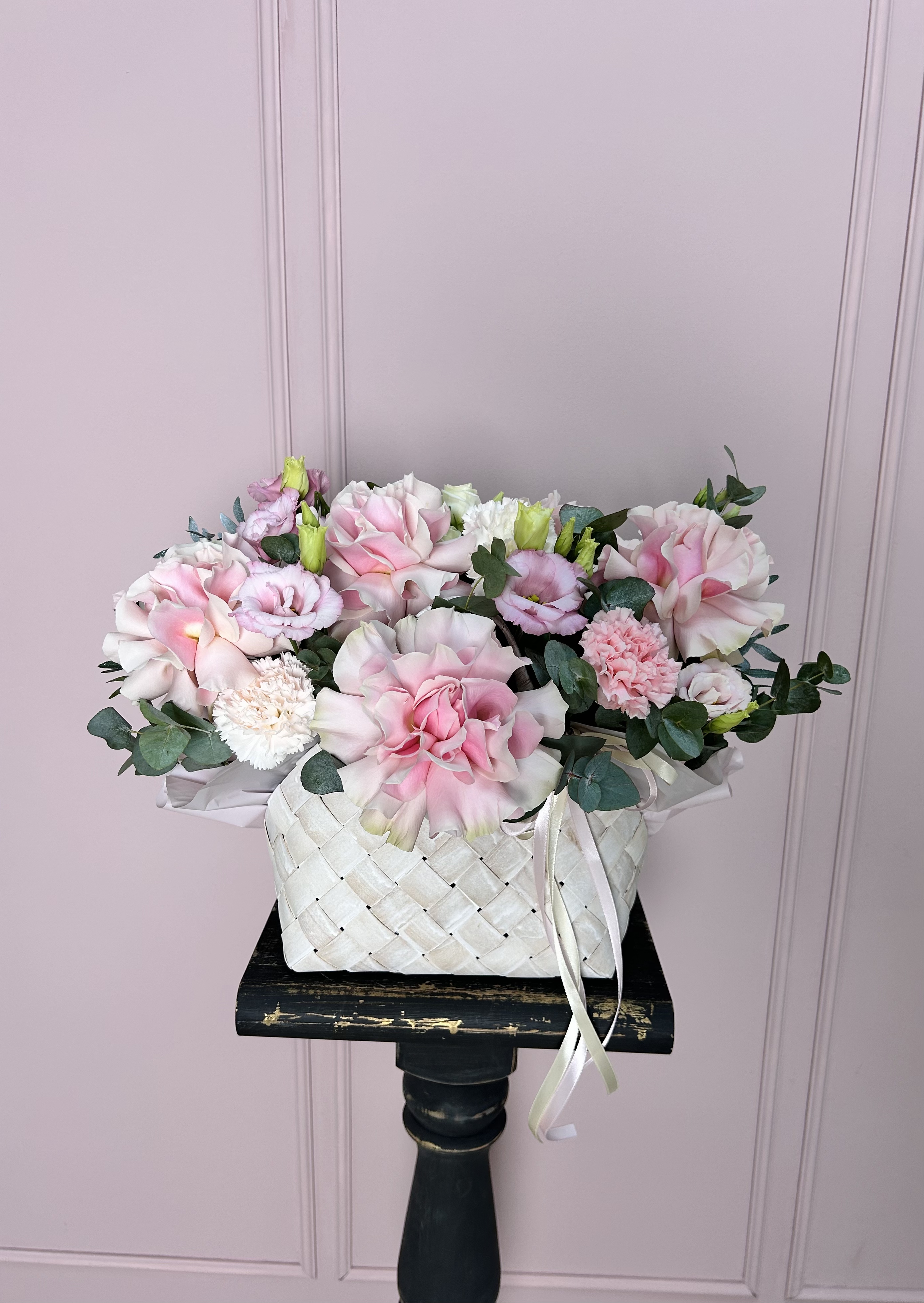 картинка Корзина S  с розами и лизиантусом от Мадам Москвичка