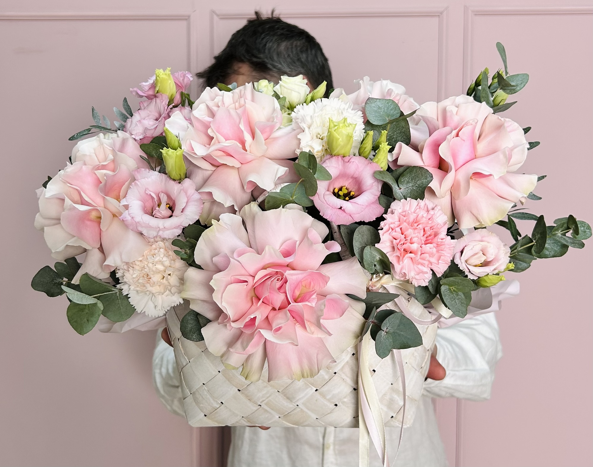 картинка Корзина S  с розами и лизиантусом от Мадам Москвичка