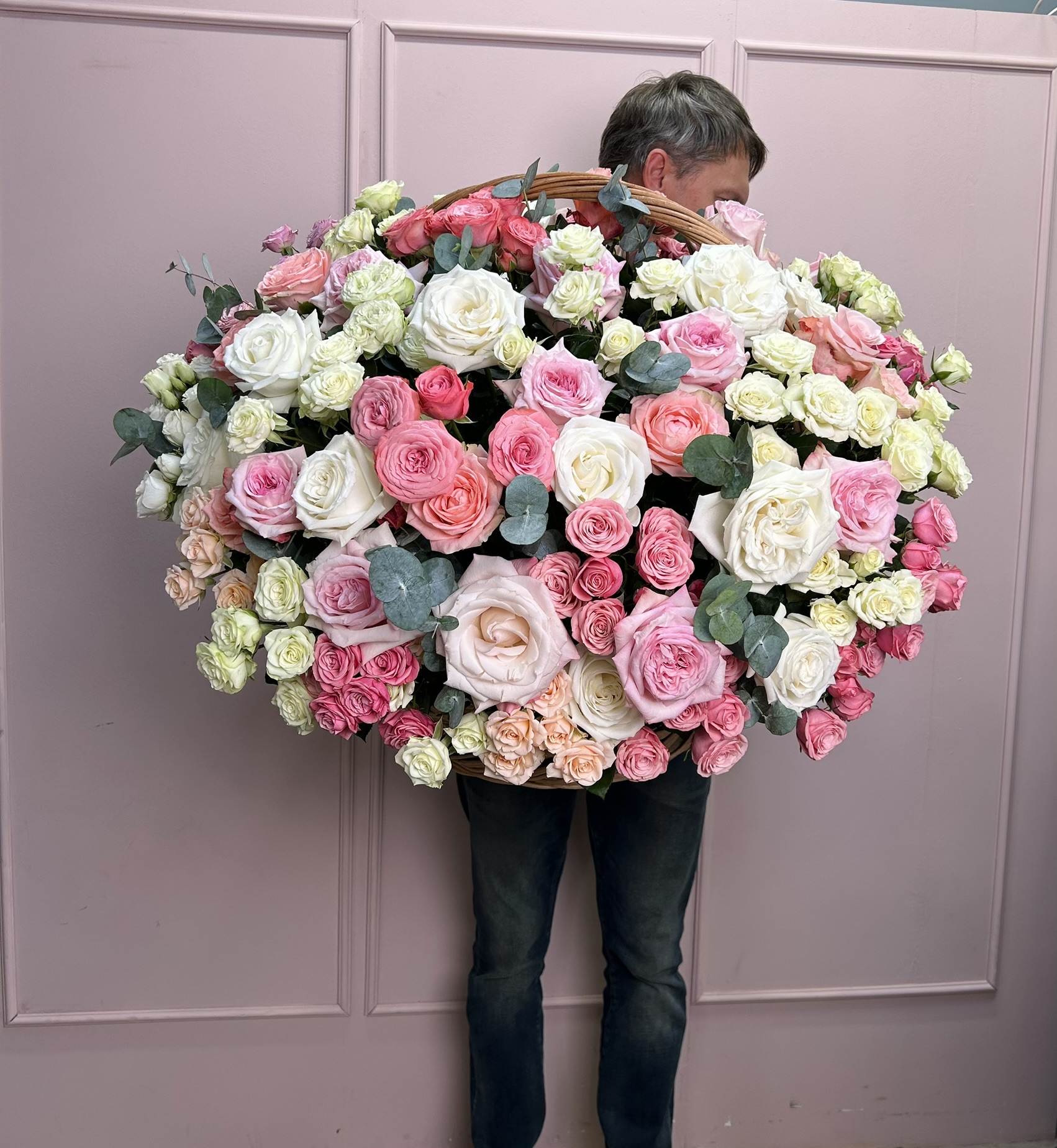 картинка Корзина XXL  с розами от Мадам Москвичка
