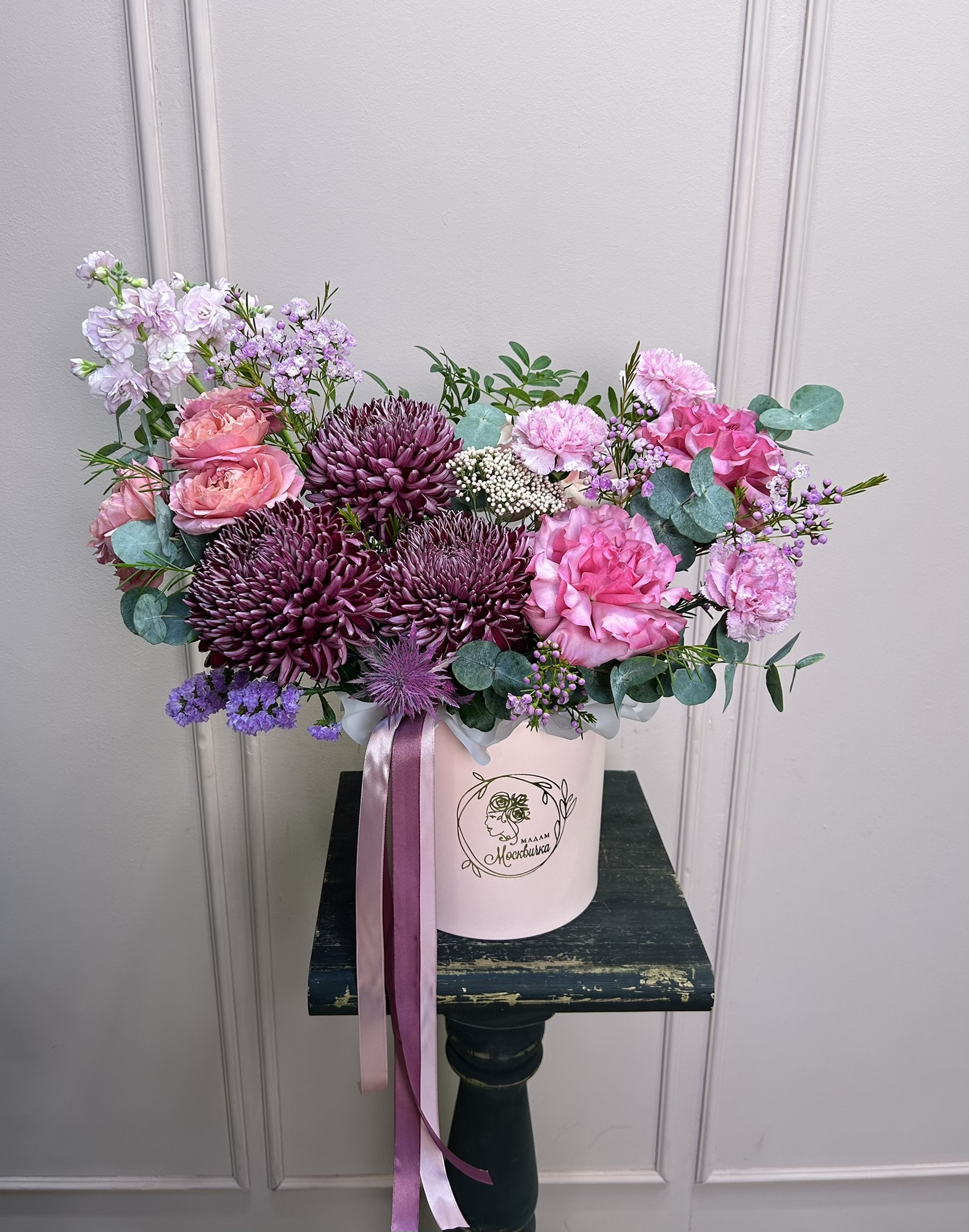 картинка Шляпная коробка с розами и хризантемами от Мадам Москвичка